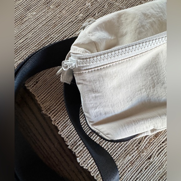 NWOT Lululemon Clean Lines Belt Bag 2L White Opal - Picture 7 of 16